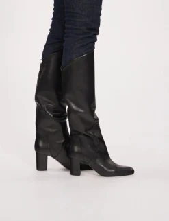 Black heel boot in calf leather
