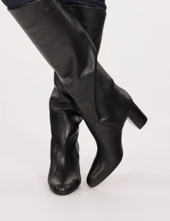Black heel boot in calf leather