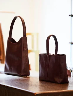 Léonore M burgundy leather bag